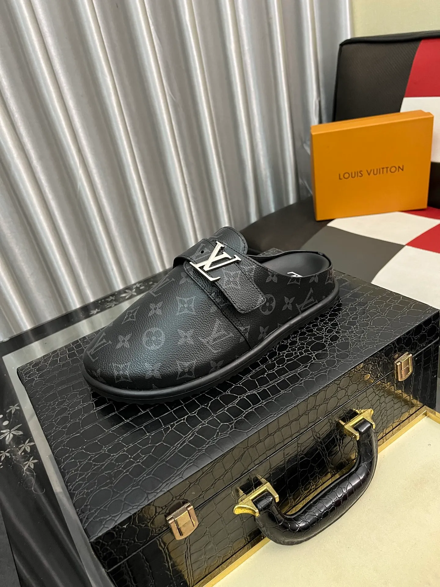 Men's shoes 💰380⌚️⌚️2025 new men's casual sandals and slippers, made of suede cow leather, with Monogram pattern to highlight the trendy style. Adjustable straps illuminated with LV letters, while a resilient insole and micro outsole provide lightweight comfort. Made of suede cow leather with embossed Monogram pattern and brand element metal hardware✅Adjustable straps➕Tough insole‼ ️Micro outsole. Comfortable and easy to wear‼ ️size: 38-443️⃣Colors available